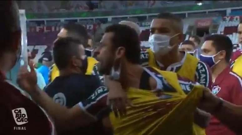 O atacante Fred, do Fluminense, durante a confusão ao término do Fla-Flu (Reprodução / Cariocão TV)