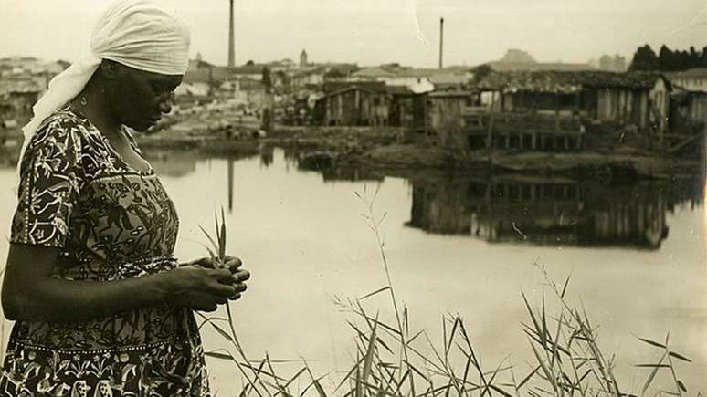Carolina Maria de Jesus em 1958 na favela do Canindé, às margens do rio Tietê, onde viveu até lançar 'Quarto de Despejo'