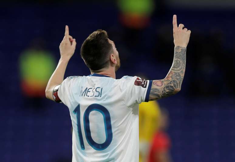 Messi em disputa entre Argentina e Paraguai em 12/11/2020 