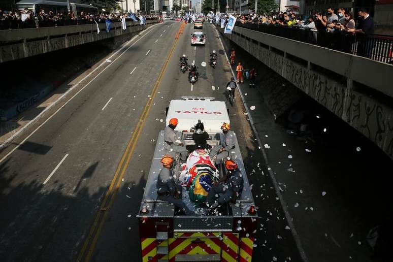People applaud as the coffin of Sao Paulo's mayor Bruno Covas, who died from cancer, is transported during his funeral procession in Sao Paulo, Brazil May 16, 2021. REUTERS/Carla Carniel