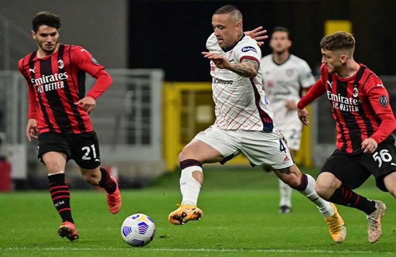 Em casa, Milan só empata com o Cagliari e agora decidirá vaga na Champions em Bergamo (Foto: AFP)