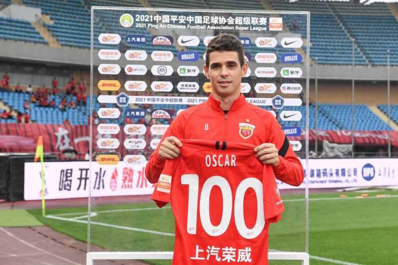 Oscar recebeu camisa personalizada pelos 100 jogos no Campeonato Chinês (Foto: Divulgação)