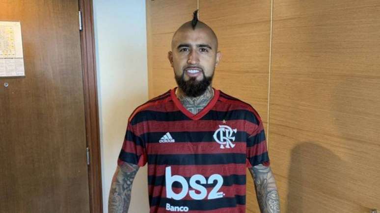 Arturo Vidal posa com a camisa do Flamengo (Foto: Reprodução/Twitter)