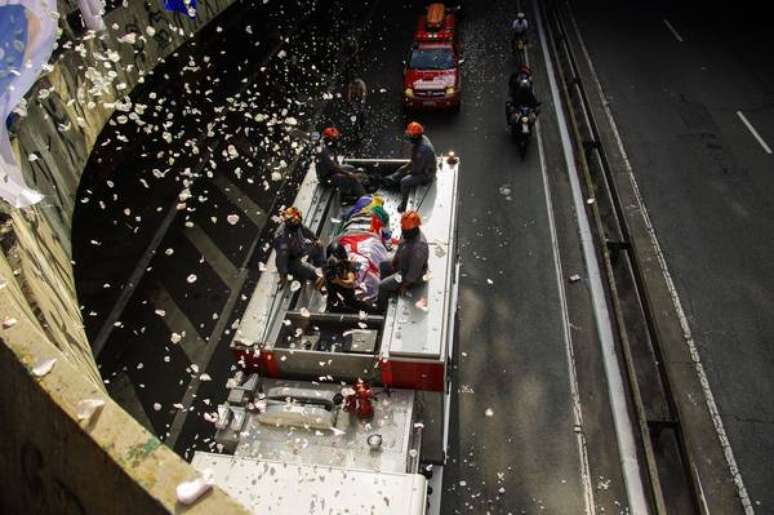 Caixão de Bruno Covas é levado em cortejo pelas ruas de SP