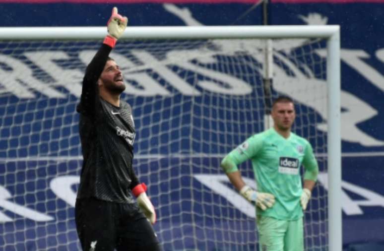 Alisson dedicou gol ao pai, que faleceu em fevereiro (Foto: RUI VIEIRA / POOL / AFP)