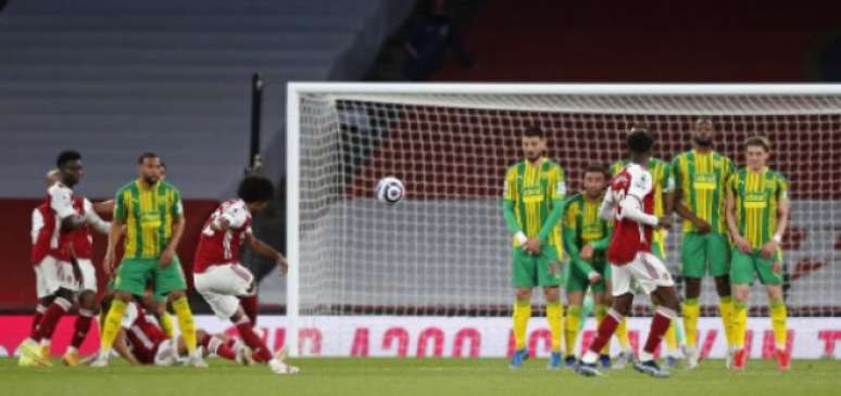 Willian marcou lindo gol de falta no último domingo (FRANK AUGSTEIN / POOL / AFP)