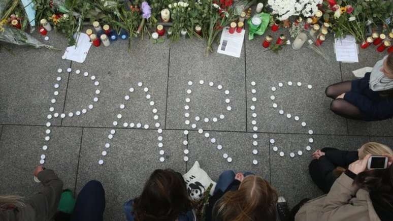 Ataques em v&aacute;rios pontos da capital francesa, em 2015, mataram 130 pessoas