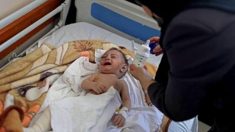Omar Al-Hadidi, de apenas cinco meses, perdeu a mãe, quatro irmãos, uma tia e quatro primos