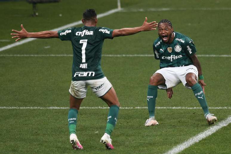 Luiz Adriano jogador comemora seu gol com Rony em partida contra o Corinthians, neste domingo 16/05/2021