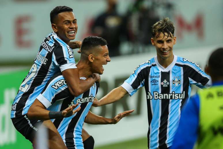 Grêmio goleia Internacional e tem vantagem para jogo de volta da