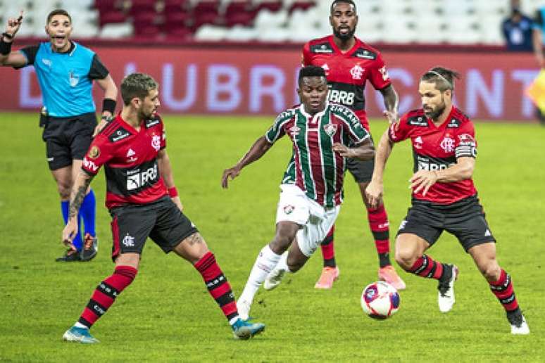 Foto com as esposas dos jogadores do Flamengo chama atenção no Twitter