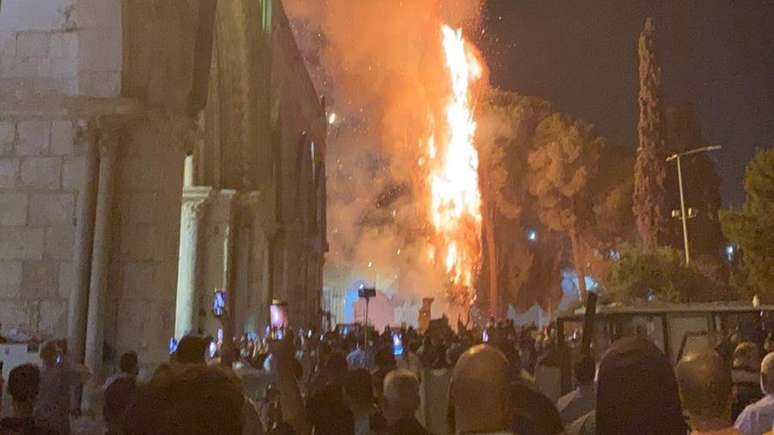 Uma árvore da mesquita foi incendiada - algumas pessoas pensaram que a própria mesquita estava em chamas