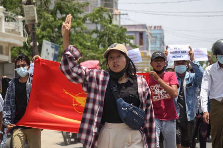 Protestos em Myanmar pró-democracia ocorrem diariamente desde o início de fevereiro