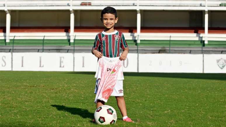 Fluminense levou Raphael a Laranjeiras para dar camisa de presente (Foto: Mailson Santana/Fluminense FC)