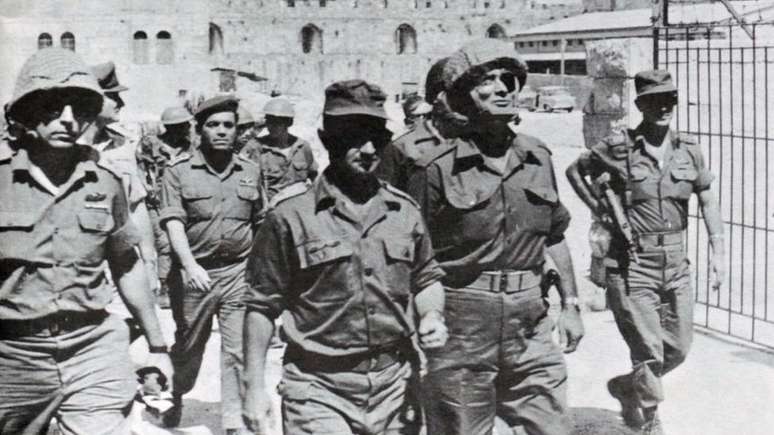 Comandantes militares israelenses chegam a Jerusal&eacute;m Oriental, depois que as for&ccedil;as israelenses tomaram Jerusal&eacute;m Oriental, durante a Guerra dos Seis Dias em 1967