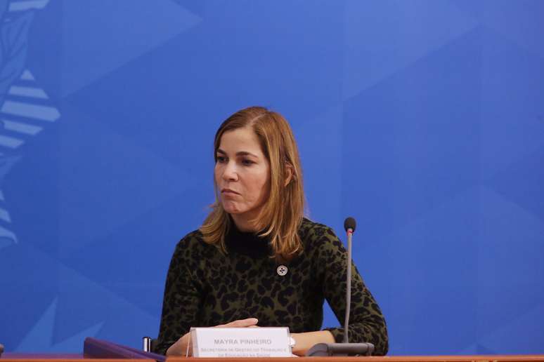 Mayra Pinheiro durante coletiva de imprensa 
