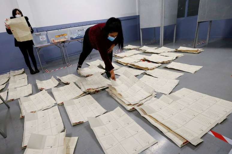 Apuração de votos da eleição de domingo no Chile
16/05/2021
REUTERS/Rodrigo Garrido