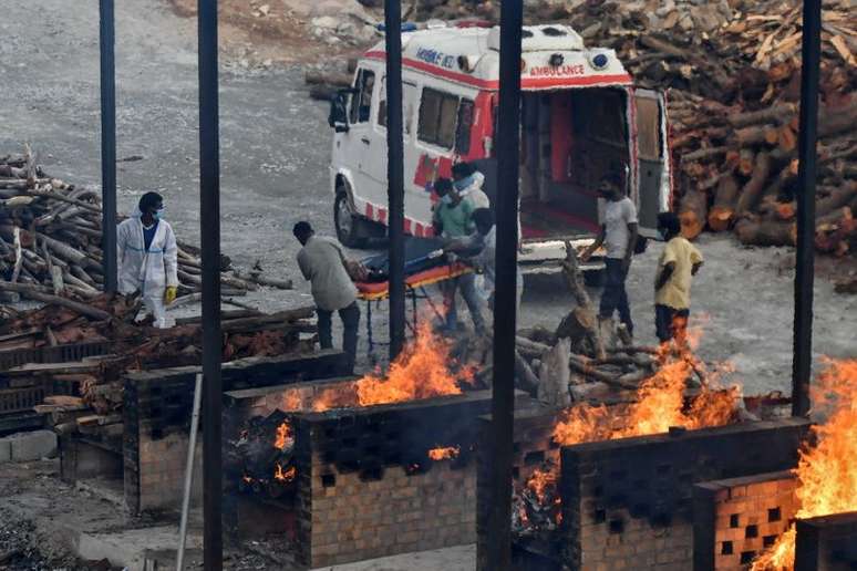 Voluntários levam corpo de pessoa que morreu de Covid a crematório em Bengaluru, na Índia
13/05/2021
REUTERS/Samuel Rajkumar