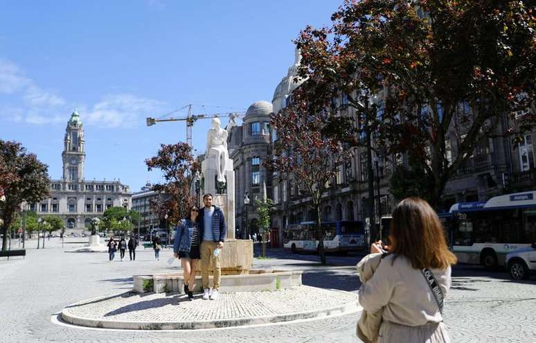 Pessoas tiram foto em estátua no Porto, em Portugal
17/05/2021
REUTERS/Violeta Santos Moura