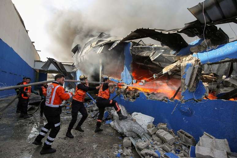 Bombeiros palestinos apagam chamas de fábrica atingida por míssil de Israel
17/05/2021
REUTERS/Ashraf Abu Amrah