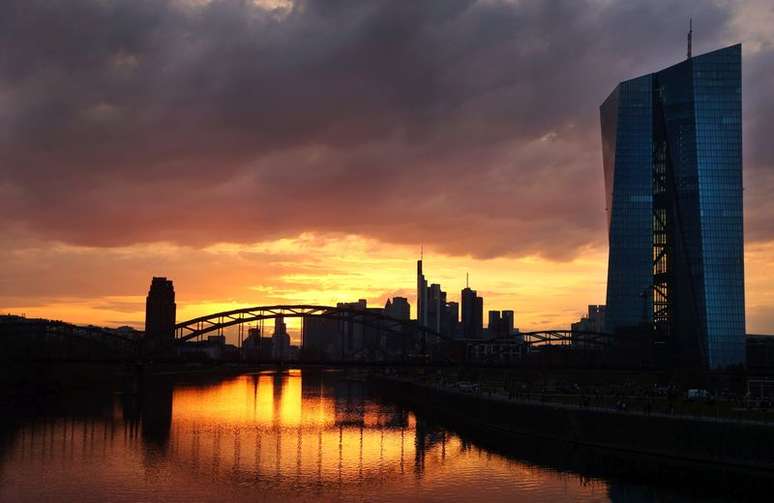 Sede do Banco Central Europeu (BCE) durante o pôr do sol, enquanto a disseminação do coronavírus continua em Frankfurt, na Alemanha
26/03/2021 REUTERS/Kai Pfaffenbach