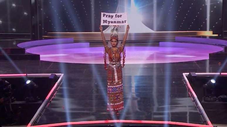 Representante de Mianmar no concurso Miss Universo, Thuzar Wint Lwin, segura cartaz com os dizeres "Orem por Mianmar"
13/05/2021
Cortesia MISS UNIVERSE/Divulgação via REUTERS