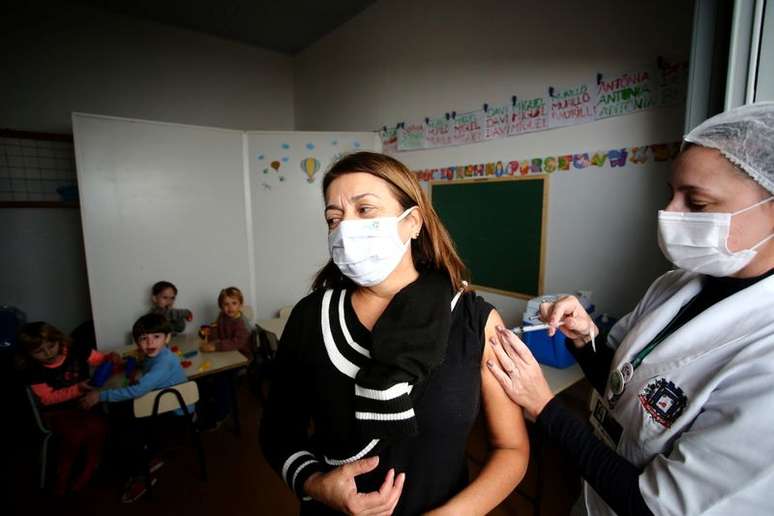 Mulher recebe dose da vacina Oxford/AstraZeneca contra Covid-19 em Campo Bom (RS)
12/05/2021
REUTERS/Diego Vara