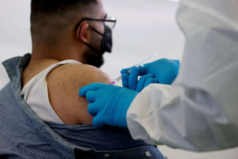 Homem é vacinado contra a Covid-19 em um salão esportivo em Berlim, na Alemanha
14/05/2021 REUTERS/Axel Schmidt/File Photo