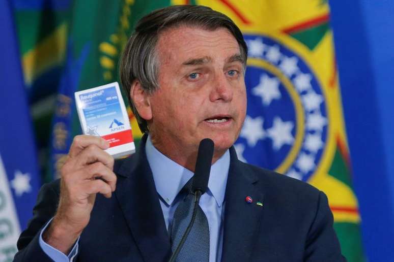 Presidente Jair Bolsonaro segura caixa de cloroquina em cerimônia do Palácio do Planalto
16/09/2020 REUTERS/Adriano Machado