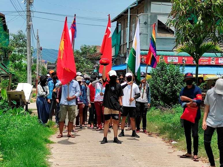 FOTO DE ARQUIVO: Manifestantes carregam bandeiras enquanto marcham em protesto contra o golpe militar, em Dawei, Mianmar
27/04/2021 Cortesia de Dawei Watch/via REUTERS