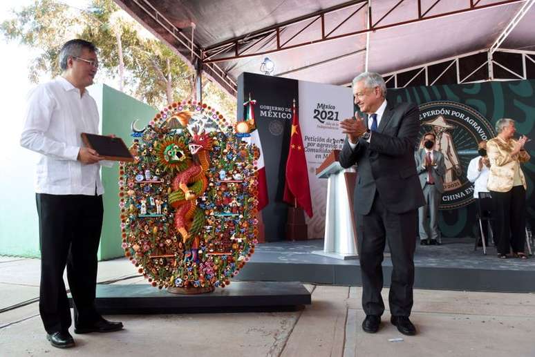 Embaixador chinês no México, Zhu Qingqiao, e presidente mexicano, Andrés Manuel López Obrador, em Torreón
17/05/2021
Presidência do México/Divulgação via REUTERS