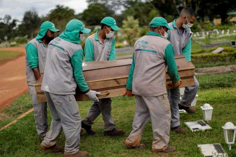 Enterro de vítima da Covid-19 em Brasília (DF) 
REUTERS/Ueslei Marcelino