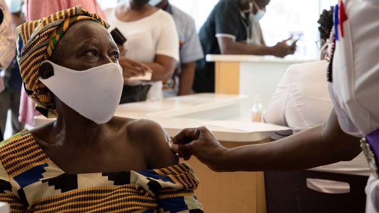 Mulher sendo vacinada em Gana, país que já utilizou 100% das doses de vacina recebidas do Covax