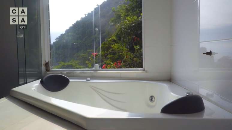 Banheiro &eacute; contemplado pela &aacute;rea natural.