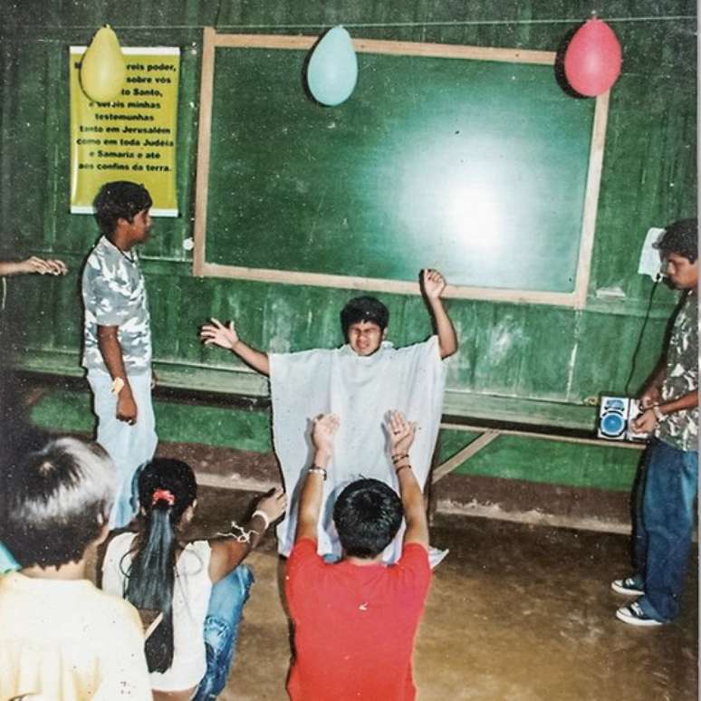 Jovens de aldeia em escola dominical