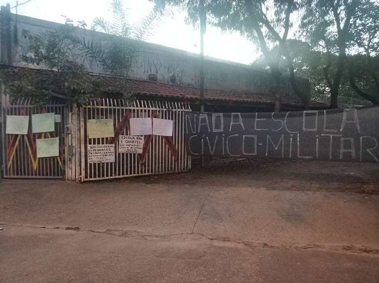 Mães de alunos protestaram contra a militarização do ensino fixando cartazes na entrada da escola municipal Matheus Maylasky, em Sorocaba