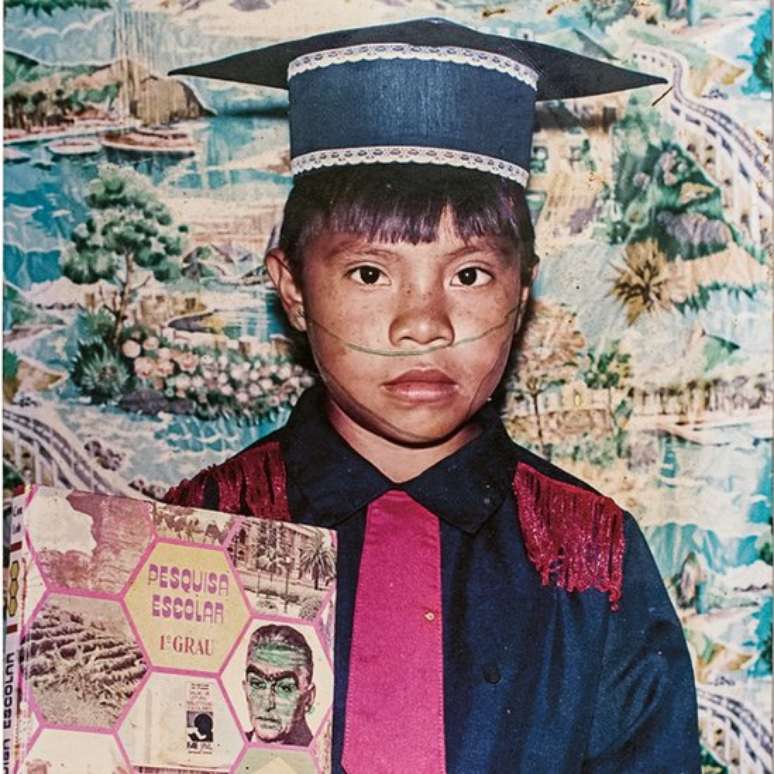 Crian&ccedil;a com com beca