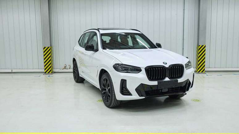 BMW X3 manteve o formato convencional da grade dianteira.