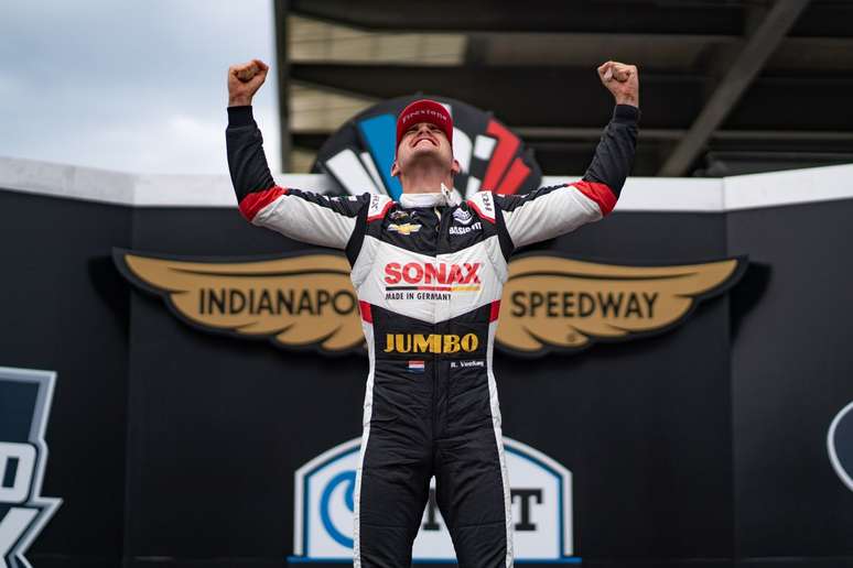O holandês Rinus VeeKay celebra a primeira vitória na IndyCar em Indianapolis.
