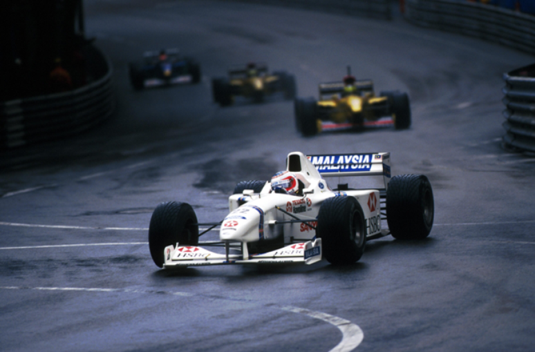 Rubens Barrichello em atuação impecável pelas ruas Monte Carlo, em 1997. 