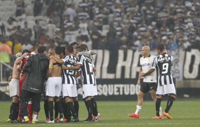 Na estreia da Arena Corinthians, foi o Figueirense que saiu vencedor (Foto: Miguel Schincariol/Lancepress!)