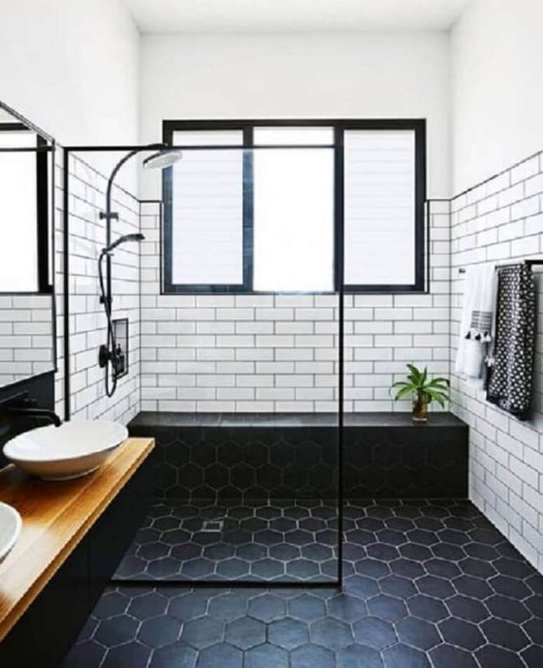 50. Se inspire nesse projeto de banheiro com piso fosco preto. Fonte: Pinterest