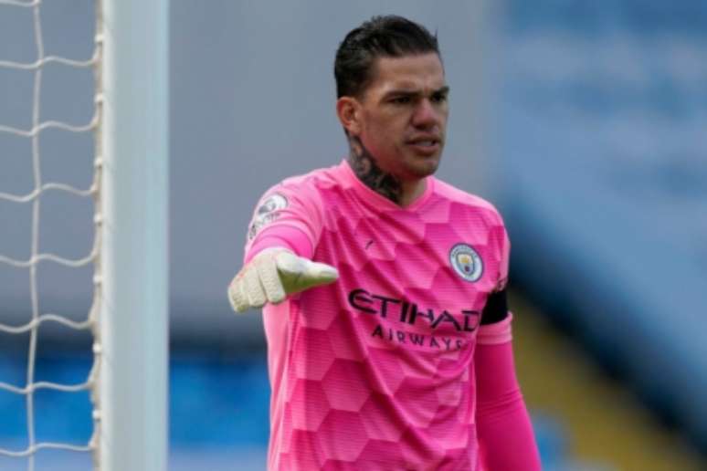 Ederson em ação pelo Manchester City (Foto: TIM KEETON / AFP)