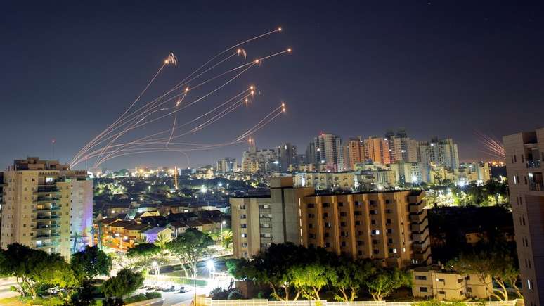 Mísseis do sistema de defesa Cúpula de Ferro de Israel sobem para interceptar foguetes disparados da Faixa de Gaza