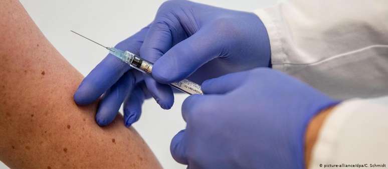 "Existe uma escassez de vacinas contra covid-19 no mundo, e não é uma escassez natural", afirma sanitarista