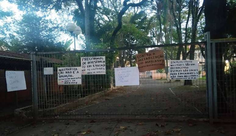 Mães fizeram protesto e fixaram cartazes na entrada da Matheus Maylasky, que seria a primeira escola cívico-militar de Sorocaba