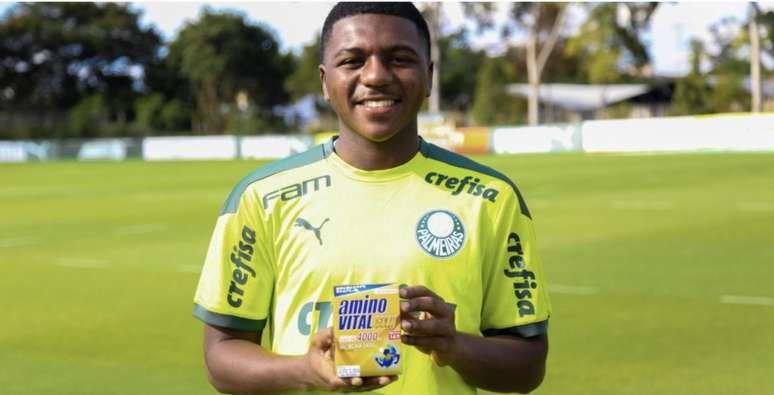 Atleta Fubá, do Palmeiras, com o suplemento aminoVITAL GOLD (Foto: Divulgação)