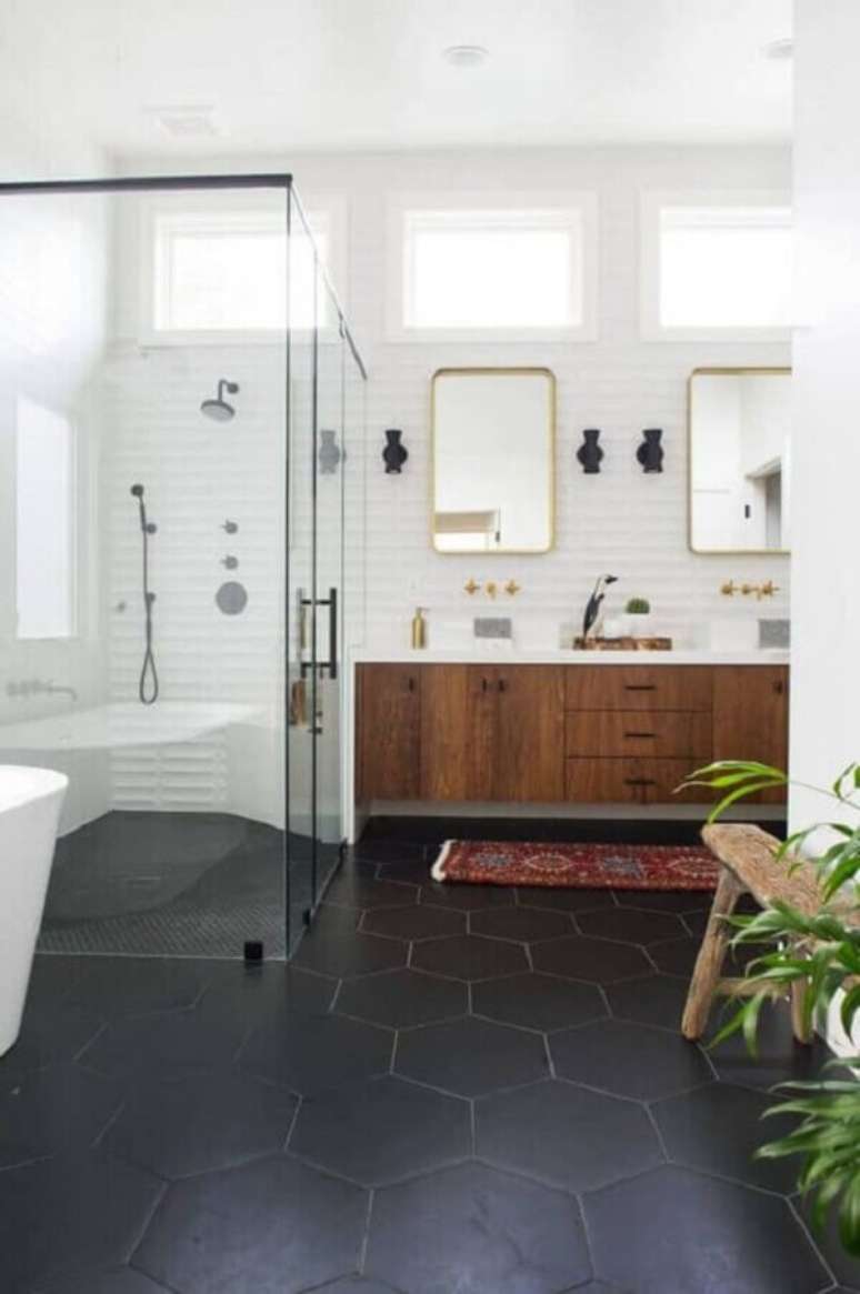 2. Modelo de piso fosco para banheiro em formato hexagonal. Fonte: Decorated Life