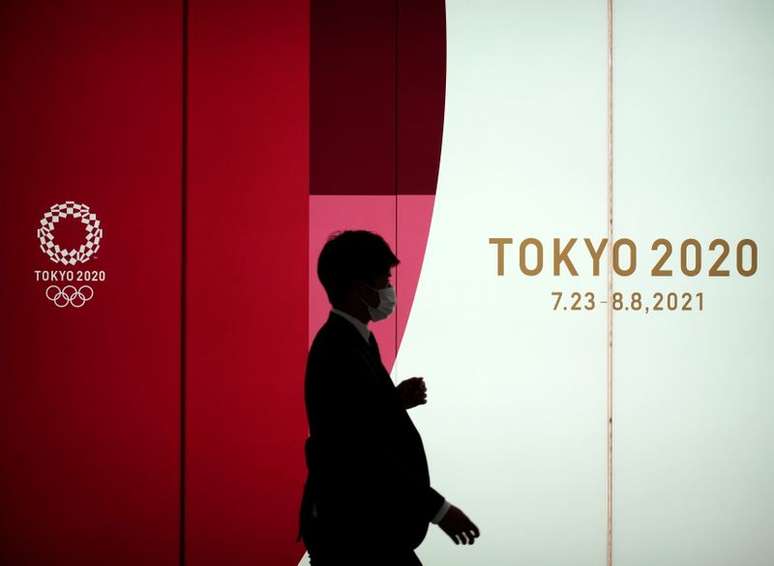 Homem usando máscara caminha em frente a uma propaganda dos Jogos Olímpicos de Tóquio 2020, que foram adiados para 2021 devido ao coronavírus (Covid-19), em Tóquio, no Japão
14/05/2021 REUTERS/Naoki Ogura