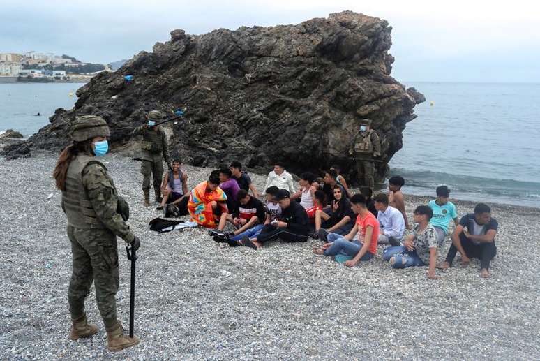 Legionários espanhóis cercam cidadãos marroquinos após milhares de migrantes cruzarem a fronteira da Espanha com o Marrocos na segunda-feira, em Ceuta, Espanha
18/05/2021 REUTERS/Jon Nazca